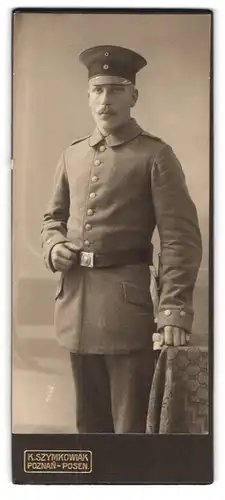 Fotografie K. Szymkowiak, Posen, Wilhelmstrasse 25, Soldat in Uniform mit Schirmkappe