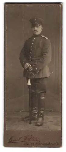 Fotografie Emil Walter, Güstrow, Eisenbahnstrasse 9, Soldat in Uniform mit Säbel
