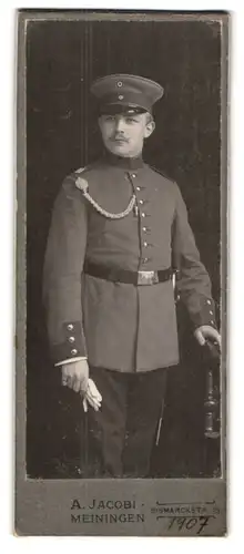 Fotografie A. Jacobi, Meiningen, Bismarckstrasse 15, Soldat in Uniform mit Schützenschnur