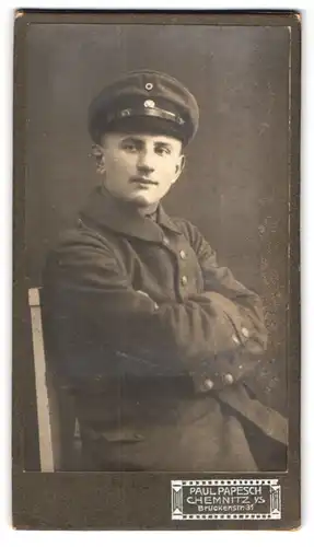 Fotografie Paul Papesch, Chemnitz, Brückenstrasse 31, Soldat in Uniform mit Schirmkappe
