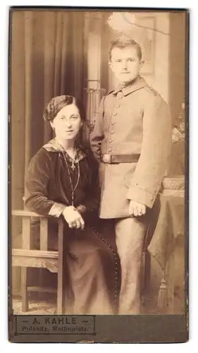 Fotografie A. Kahle, Pulsnitz, Wettinplatz, Soldat in Uniform mit Ehefrau