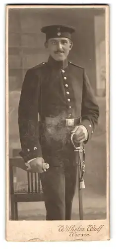 Fotografie Wilhelm Wolf, Wurzen, Kasernenstrasse 7, Soldat in Uniform mit Krätzchen