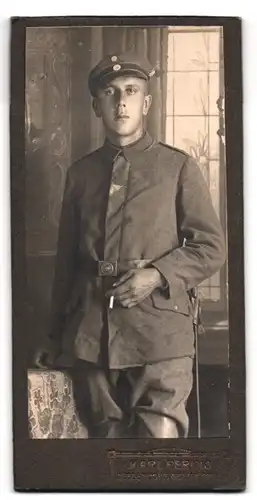 Fotografie Karl Perino, Deggendorf, Graben 273, Soldat in Uniform mit Schirmkappe
