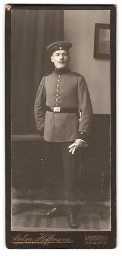 Fotografie Hoffmann, Darmstadt, Zimmerstrasse 3, Soldat in Uniform mit Krätzchen
