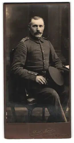 Fotografie Albert Nave, Hildesheim, Osterthorstrasse 7, Älterer Soldat in Uniform, 77. Rgt.