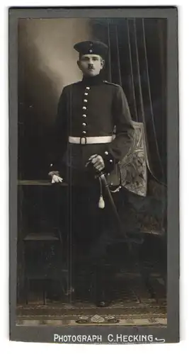 Fotografie C. Hecking, Ort unbekannt, Soldat in Uniform mit Krätzchen und Portepee