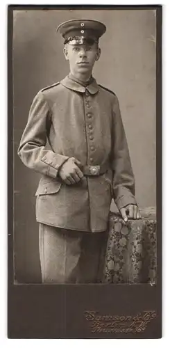 Fotografie Samson & Co., Berlin, Turmstrasse 16a, Soldat in Uniform mit Schildkappe