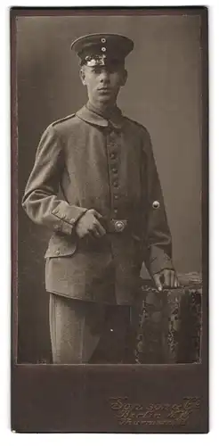Fotografie Samson & Co., Berlin, Turmstrasse 16a, Soldat in Uniform mit Schildkappe