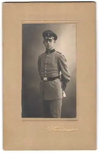 Fotografie O. Ewald, Bromberg, Danzigerstrasse 154, Junger Soldat in Uniform mit Portepee am Bajonett