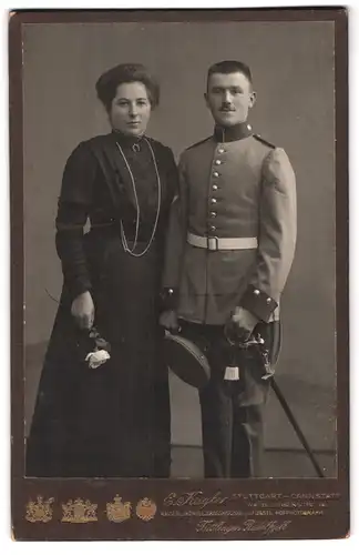 Fotografie E. Kugler, Stuttgart, Waiblingerstrasse 19, Junger Soldat in Uniform mit Degen posierend mit der Gattin