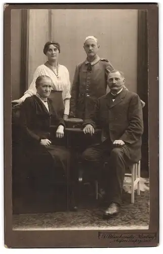 Fotografie J. Blanckmeister, Nürnberg, Äussere Laufergasse 11, Familienfoto eines jungen Soldaten in Gardeuniform