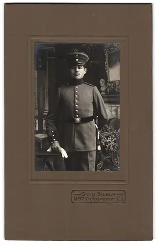 Fotografie Otto Sieber, Metz, Diedenhofenerstrasse 105, Soldat in Uniform mit Portepee am Bajonett