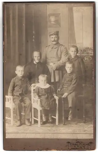 Fotografie Carl Fuchs, Calw, Marktplatz, Soldat in Uniform mit seiner Gattin und Kindern