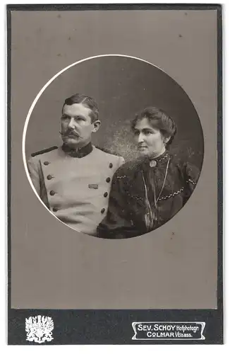 Fotografie Sev. Schoy, Colmar, Rufacherstrasse 48, Chevauleger in Uniform mit in schwarz gekleideter Gattin