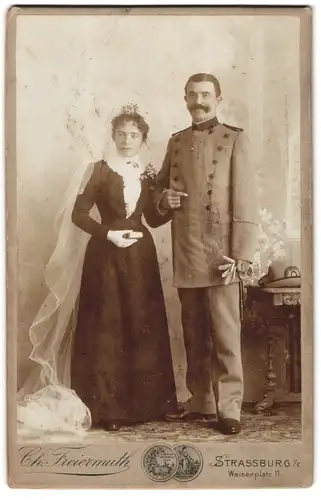 Fotografie Ch. Freiermuth, Strassburg, Waisenplatz 11, Soldat in Uniform mit seiner Gattin im Brautkleid