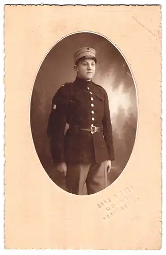 Fotografie Anne Nissen, Odense, Norrebro 32, Junger Soldat des 5. Regiments in Uniform