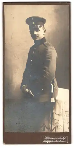 Fotografie Herrmann nachf., Leipzig, Tauchaerstrasse 6, Junger Soldat in Uniform mit Portepee am Bajonett