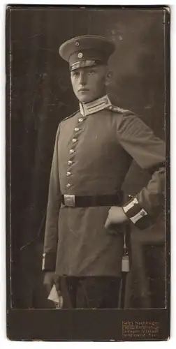 Fotografie Hahn nachfolger, Dresden, Ferdinandstrasse 11, Junger Soldat in Gardeuniform mit stolzer Körperhaltung