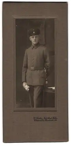 Fotografie G. Seeher, Chemnitz, Theaterstrasse 22, Junger Soldat mit Zwicker in Uniform