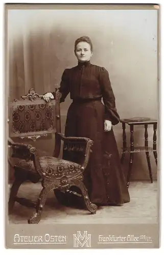 Fotografie Atelier Osten, Berlin, Frankfurter Allee 109 /12, Frau im schwarzen Kleid mit strengem Blick