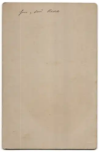Fotografie N. von Kreyfelt & Panzerbieter, Leipzig, Junges, bürgerliches Paar in edlen Kostümen, Herr und Frau Rädel