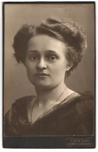 Fotografie E.G. Fr. Stotz, Dresden, Leipzigerstrasse 49, Junge Dame mit ängstlichem Blick