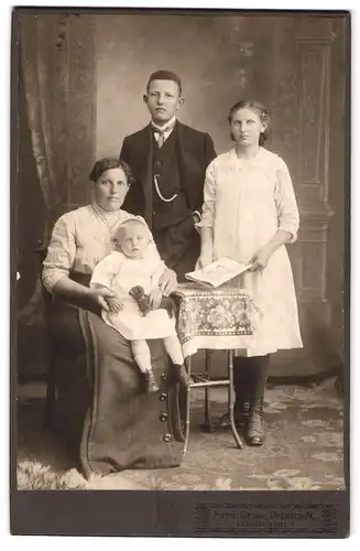 Fotografie Herm. Gross, Dresden, Leisnigerplatz 2, Mutter mit ihren drei Kindern