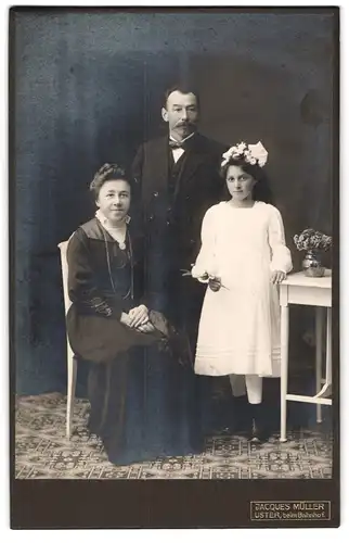 Fotografie Jacques Müller, Uster, Eltern mit Tochter im Kommunionskleid