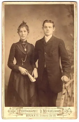 Fotografie D. Mendelsohn, Berlin, Brunnen-Strasse 119, Hübsche Frau mit adrettem Ehemann