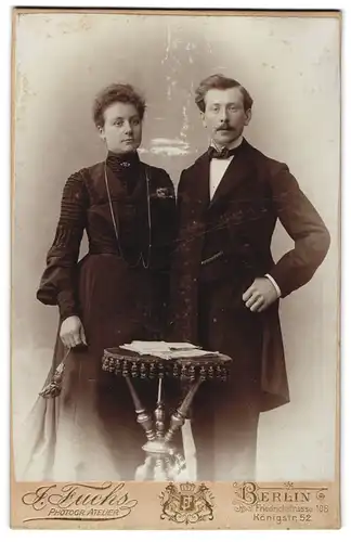 Fotografie J. Fuchs, Berlin, Königstrasse 52, Gutaussehender Herr mit hübscher Ehefrau