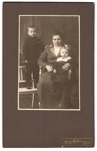 Fotografie Walter, Breslau, Lohestrasse 7, Beleibte Mutter mit Kindern