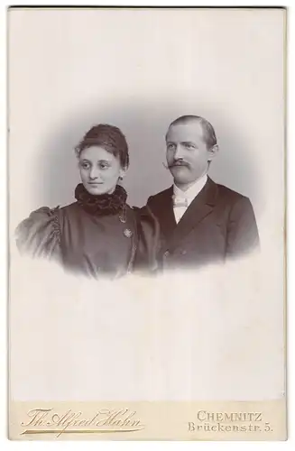Fotografie Th. Alfred Hahn, Chemnitz, Brückenstrasse 5, Frau mit Puffärmeln und Ehemann
