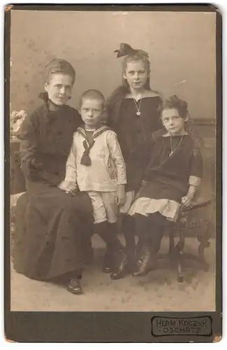 Fotografie Herm. Koczyk, Oschatz, Ritter-Strasse 13. Mutter mit zwei Töchtern und einem Sohn im Matrosenanzug