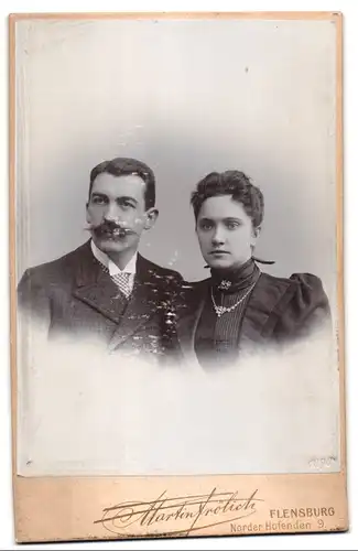 Fotografie Martin Frölich, Flensburg, Norder Hofenden 9, Bildschöne Frau mit Ehemann