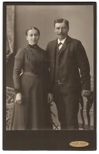 Fotografie Adalbert Werner, München, Elisenstrasse 7, Ehepaar in Sonntagskleidung