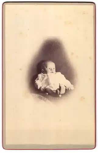 Fotografie Theodor Gläsche, Ostrau, Verblüfft blickendes Kleinkind auf Sessel