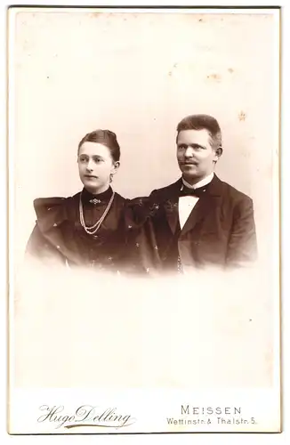 Fotografie Hugo Delling, Meissen, Wettinstrasse, Frau mit Perlenkette und Mann mit Igelfrisur