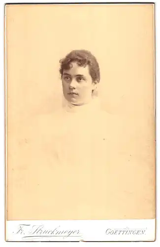 Fotografie Fr. Struckmeyer, Göttingen, Wendenstrasse 5a, Junge Frau im weissen Kleid
