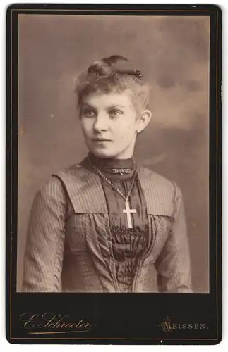 Fotografie E. Schroeter, Meissen, Obergasse 597, Junge Frau mit Kreuz-Kette