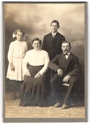 Fotografie unbekannter Fotograf und Ort, Familienportrait mit hübscher Tochter