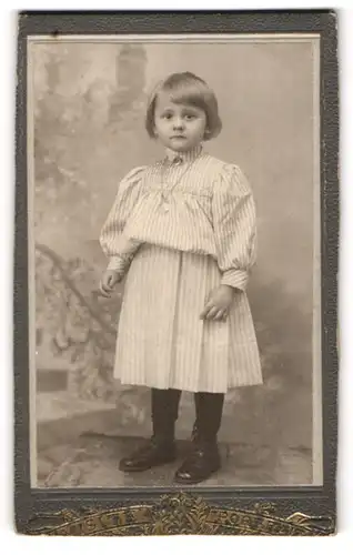 Fotografie unbekannter Fotograf und Ort, Kleines Mädchen in gestreiftem Kleid