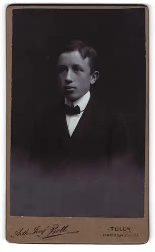 Fotografie Josef Brett, Tulln, Kaiser-Wilhelmstrasse 19, Junger Mann in dunklem Anzug mit Fliege