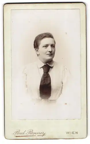 Fotografie Rud. Rennery, Wien XVI., Hasnerstrasse 28, Lächelnder junger Mann mit breitem Schlips