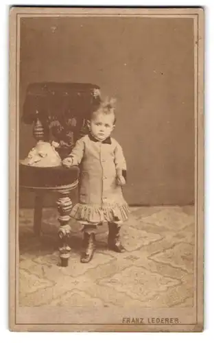 Fotografie Franz Lederer, Wien Margarethen, Hundsthurmerstrasse 22, Kleines Mädchen in Kleid und Stiefeln