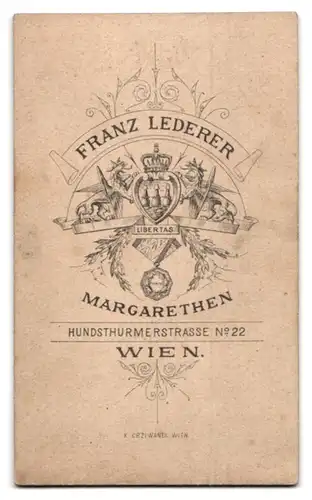 Fotografie Franz Lederer, Wien Margarethen, Hundsthurmerstrasse 22, Kleines Mädchen in Kleid und Stiefeln