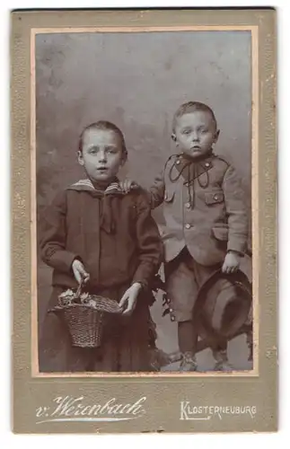 Fotografie v. Werenbach, Klosterneuburg, Heislergasse 3, Zwei kleine Jungen mit Brautführerkörbchen