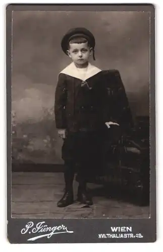 Fotografie P. Jünger, Wien XVI., Thaliastrasse 48, Junge mit Hut in Knickerbockern