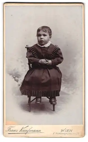Fotografie Franz Kaufmann, Wien, X. Himbergerstrasse 25, Kleines Mädchen in langem Kleid