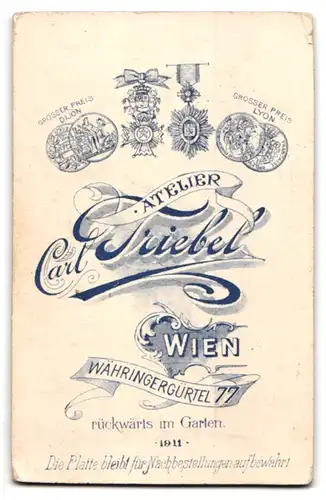 Fotografie Carl Triebel, Wien, Gürtel 77, Junge Frau und Mädchen im Sonntagsstaat