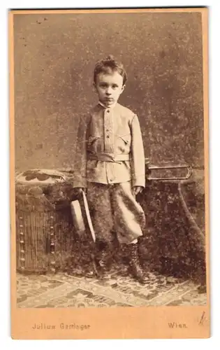 Fotografie Julius Gartinger, Wien, Margarethenstrasse 28, Junge in Anzug mit Knickerbockern